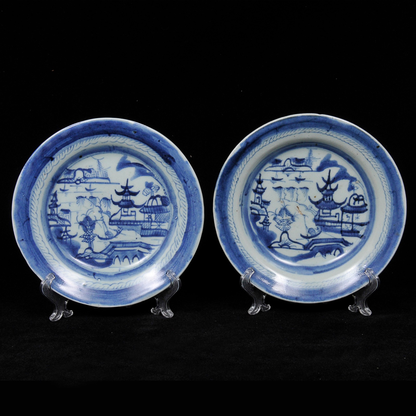Lote composto por 4 pratos de coleção em porcelana oriental com... - foto 2 de 4