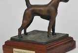 R. Chashoudian,  - Trofeu em bronze com base em madeira representando " Cachorro " com placa com a inscrição ( 2004 show Dog of the year Non-Sporting Group Champion, Ch 
