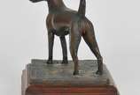 R. Chashoudian,  - Trofeu em bronze com base em madeira representando " Cachorro " com placa com a inscrição ( 2004 show Dog of the year Non-Sporting Group Champion, Ch 