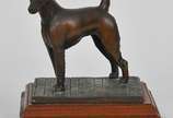R. Chashoudian,  - Trofeu em bronze com base em madeira representando " Cachorro " com placa com a inscrição ( 2004 show Dog of the year Non-Sporting Group Champion, Ch 