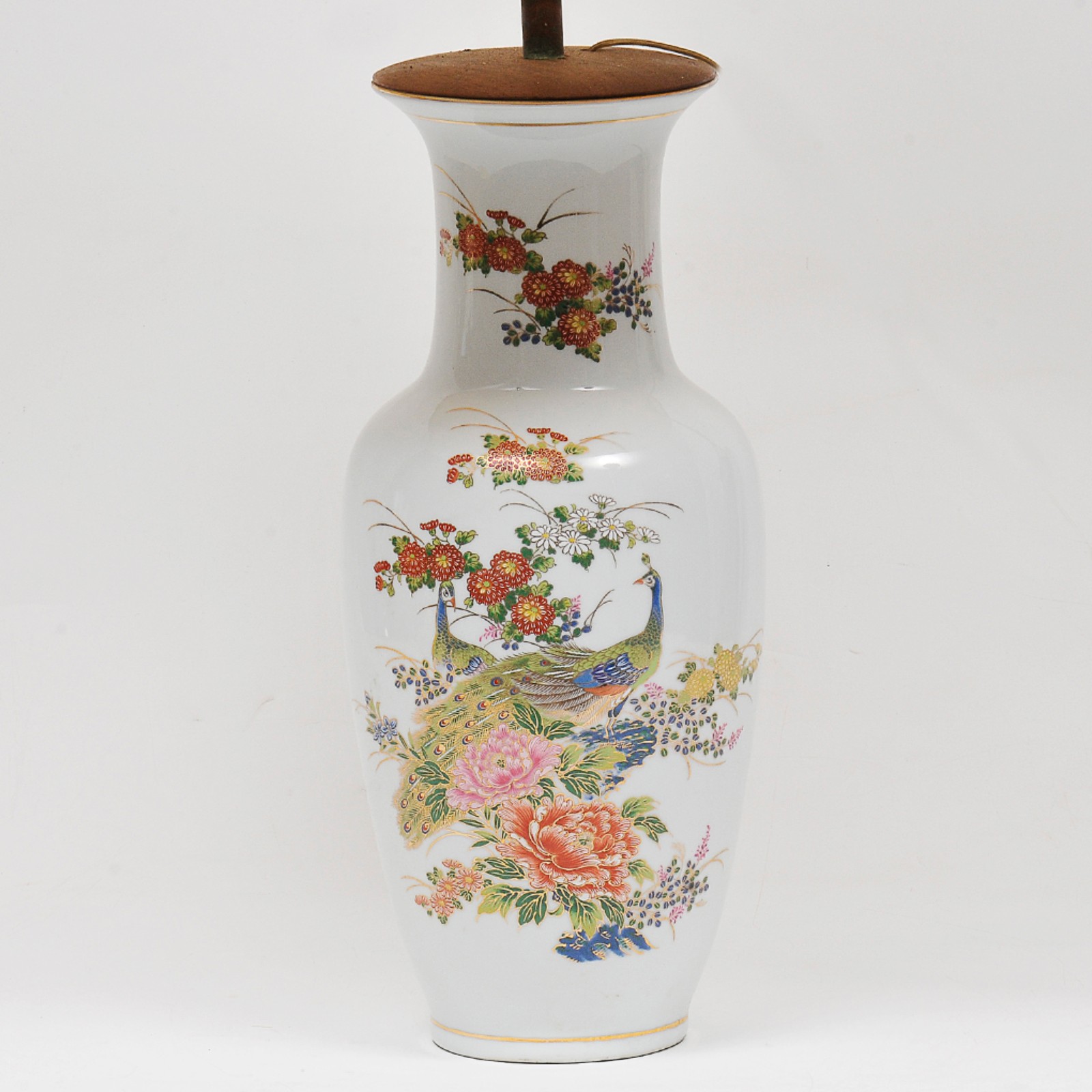Luminária de mesa em porcelana oriental na cor branca decorada com... - foto 3 de 5