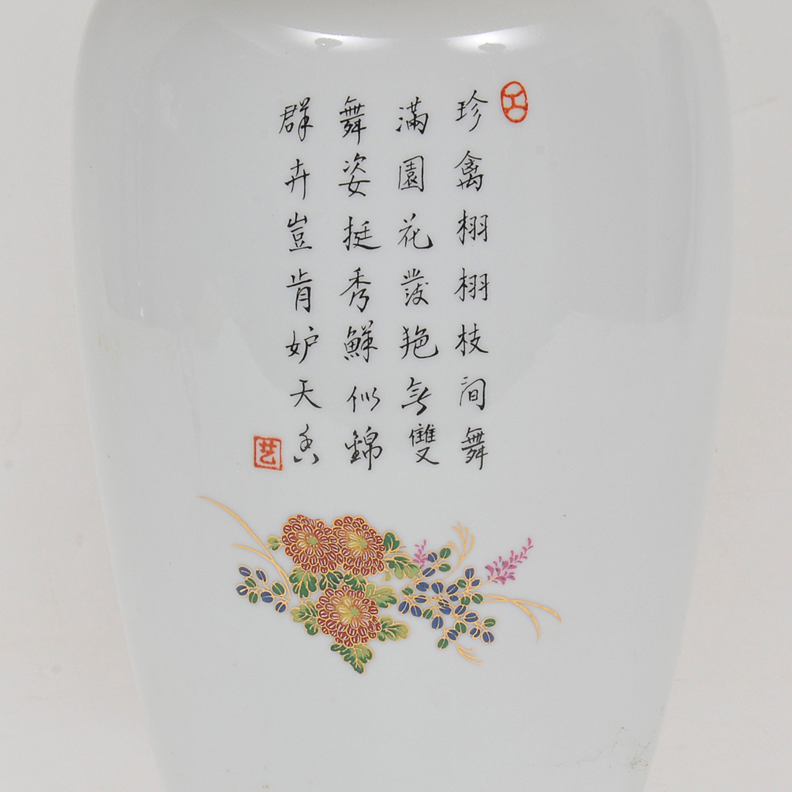 Luminária de mesa em porcelana oriental na cor branca decorada com... - foto 4 de 5