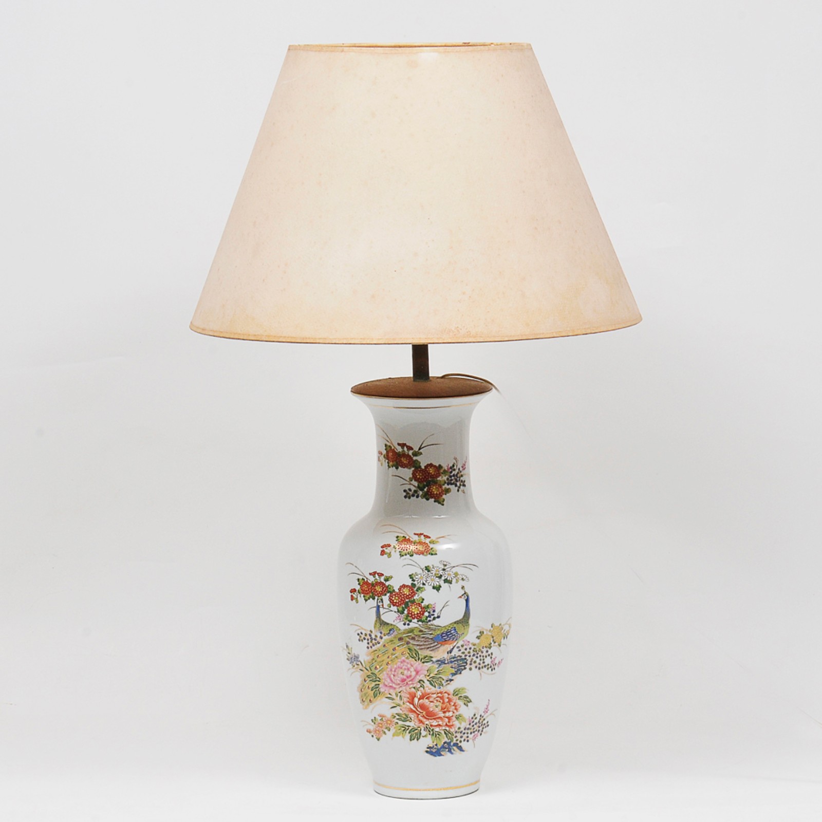 Luminária de mesa em porcelana oriental na cor branca decorada com... - foto 1 de 5