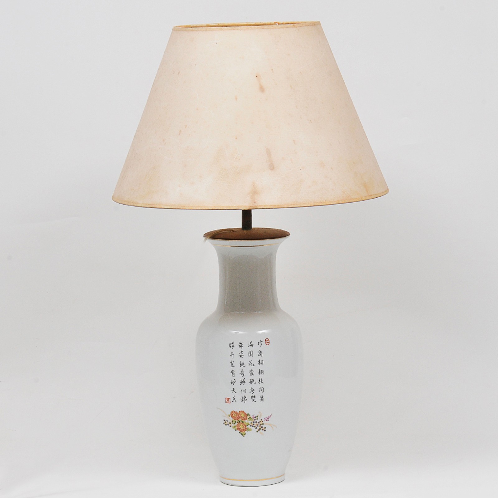 Luminária de mesa em porcelana oriental na cor branca decorada com... - foto 2 de 5