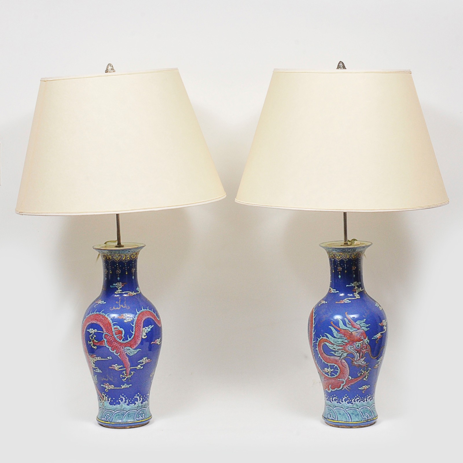Parte luminárias de mesa em porcelana japonesa no tom azul cobalto... - foto 1 de 3