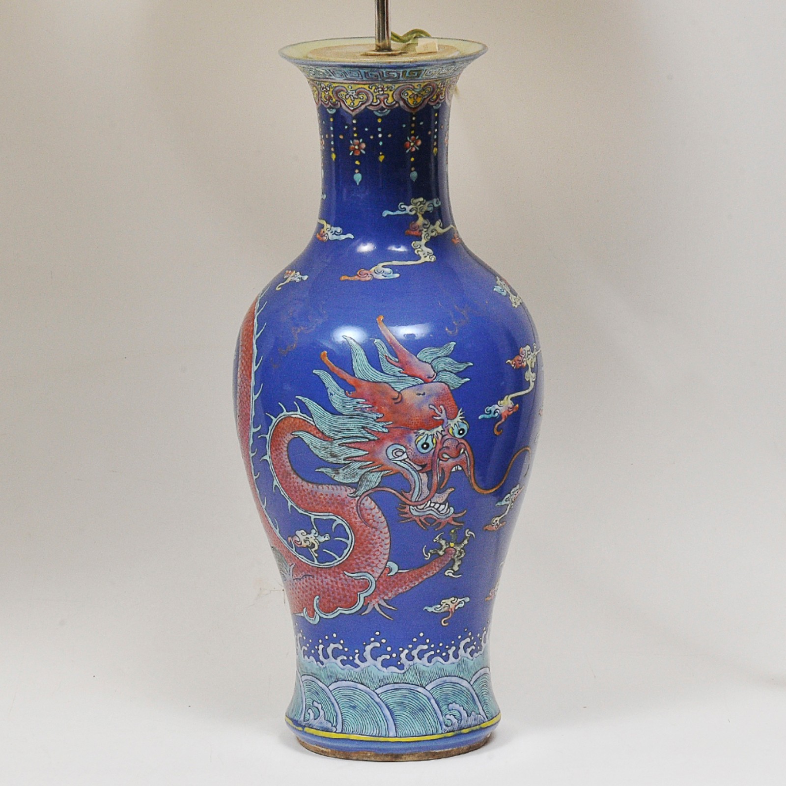 Parte luminárias de mesa em porcelana japonesa no tom azul cobalto... - foto 3 de 3