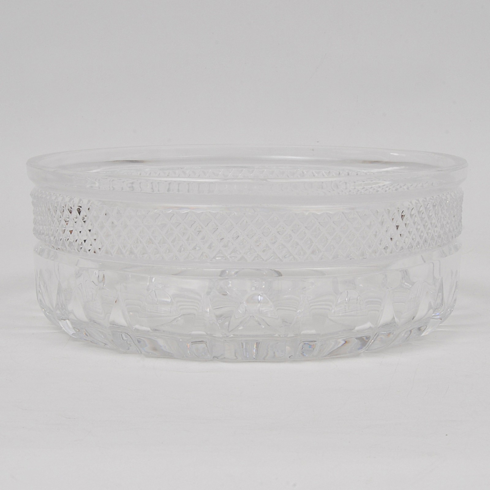 Centro de mesa em cristal europeu translúcido ricamente lapidada com... - foto 1 de 3