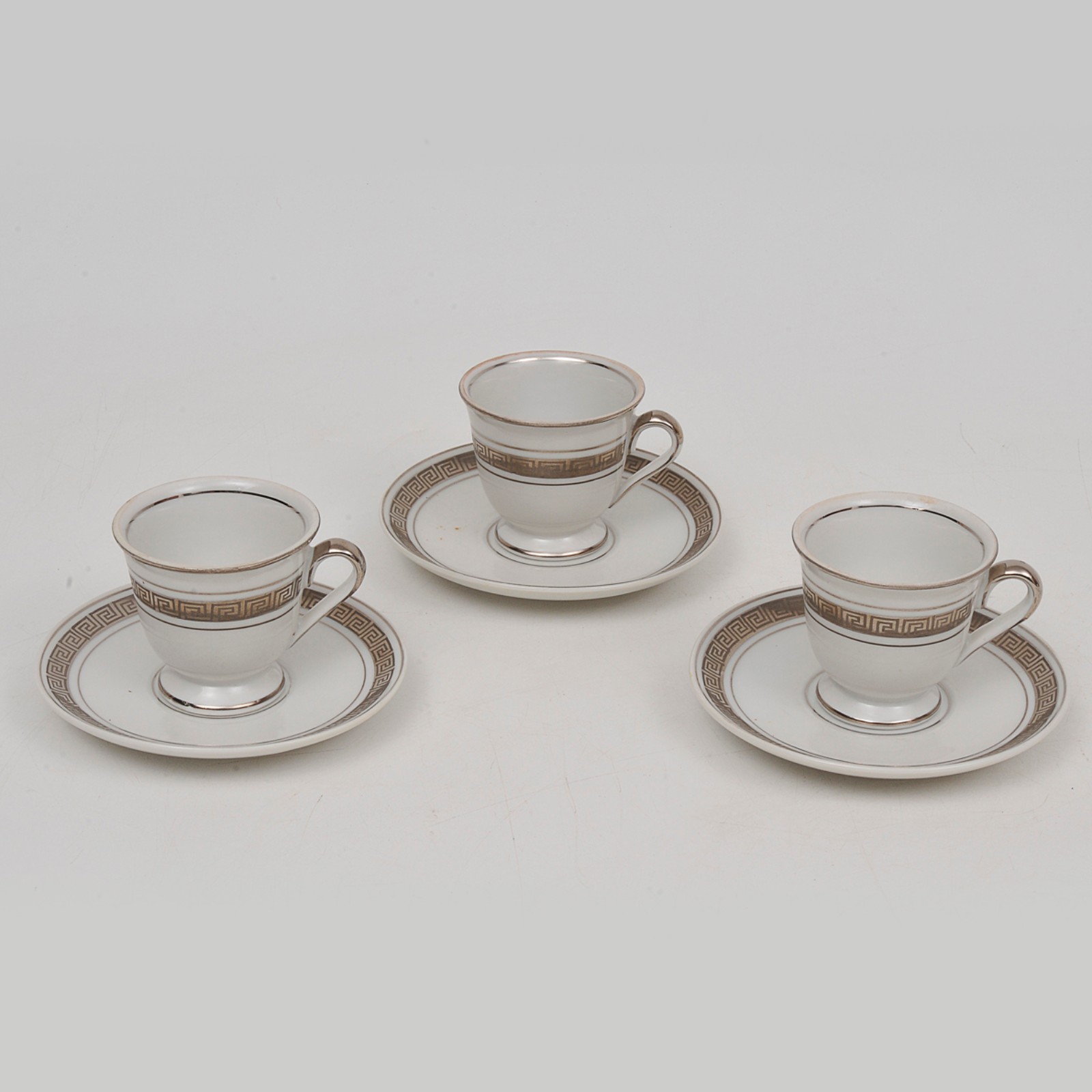 Conjunto de 9 xícaras de cafe com pires em porcelana nacional... - foto 3 de 4