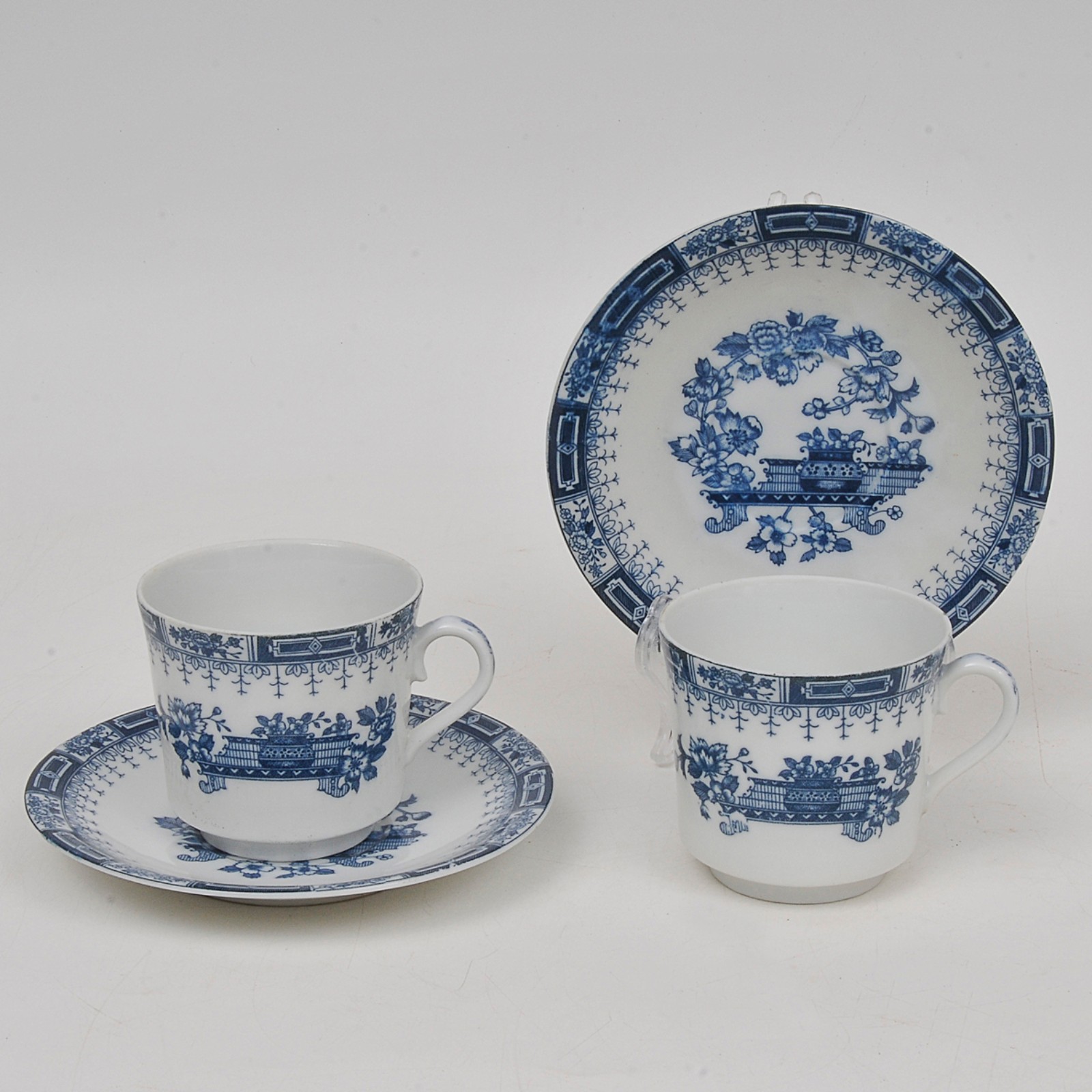 Conjunto de 10 xícaras de chá com pires em porcelana nas ores azul e... - foto 2 de 2