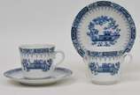 Conjunto de 10 xícaras de chá com pires em porc... - Conjunto de 10 xícaras de chá com pires em porcelana nas ores azul e branca decorada com flores e folhagens em esmalte ricamente policromados. 