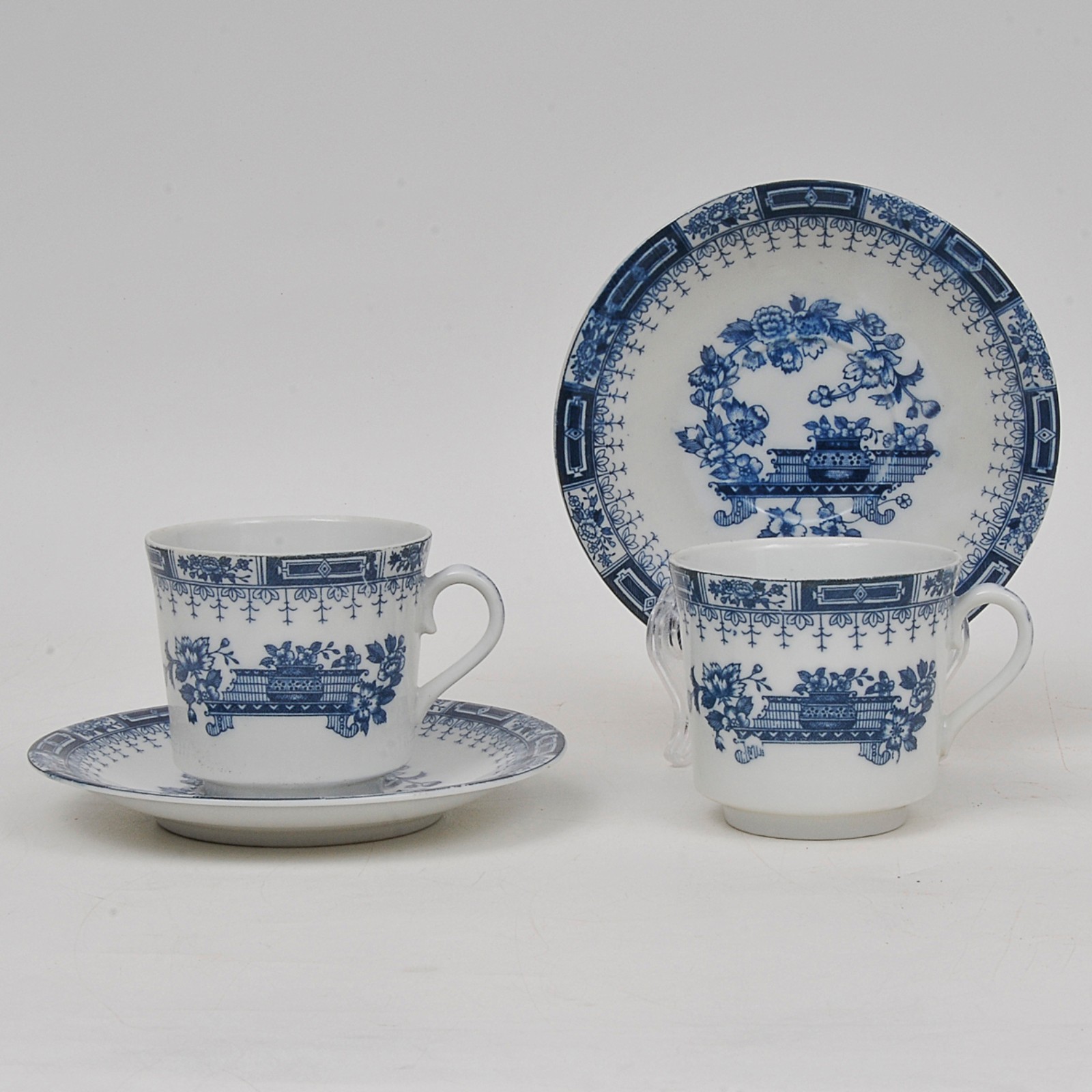 Conjunto de 10 xícaras de chá com pires em porcelana nas ores azul e... - foto 1 de 2