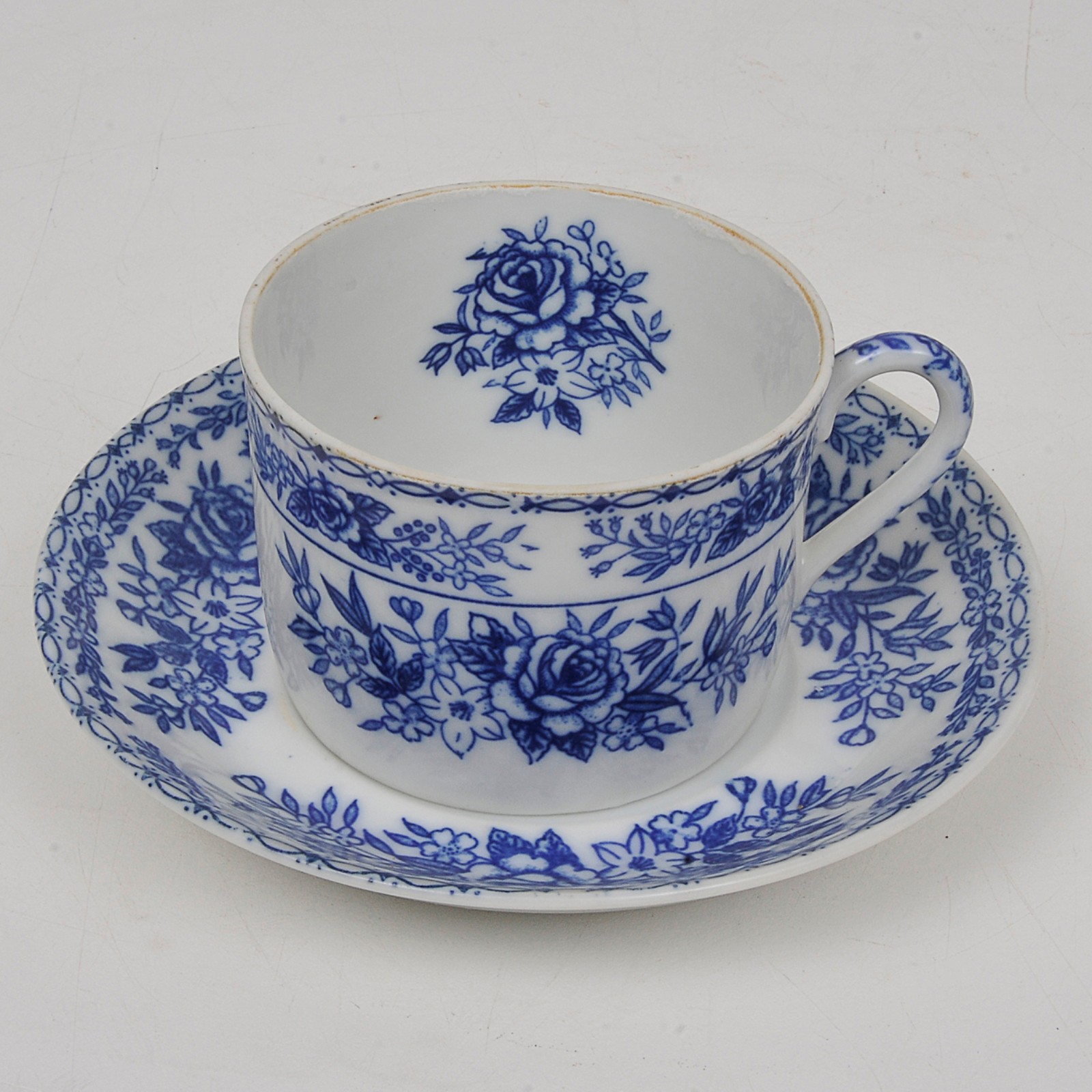 Conjunto com 12 xícaras de chá com pires em porcelana nas cores azul... - foto 2 de 2