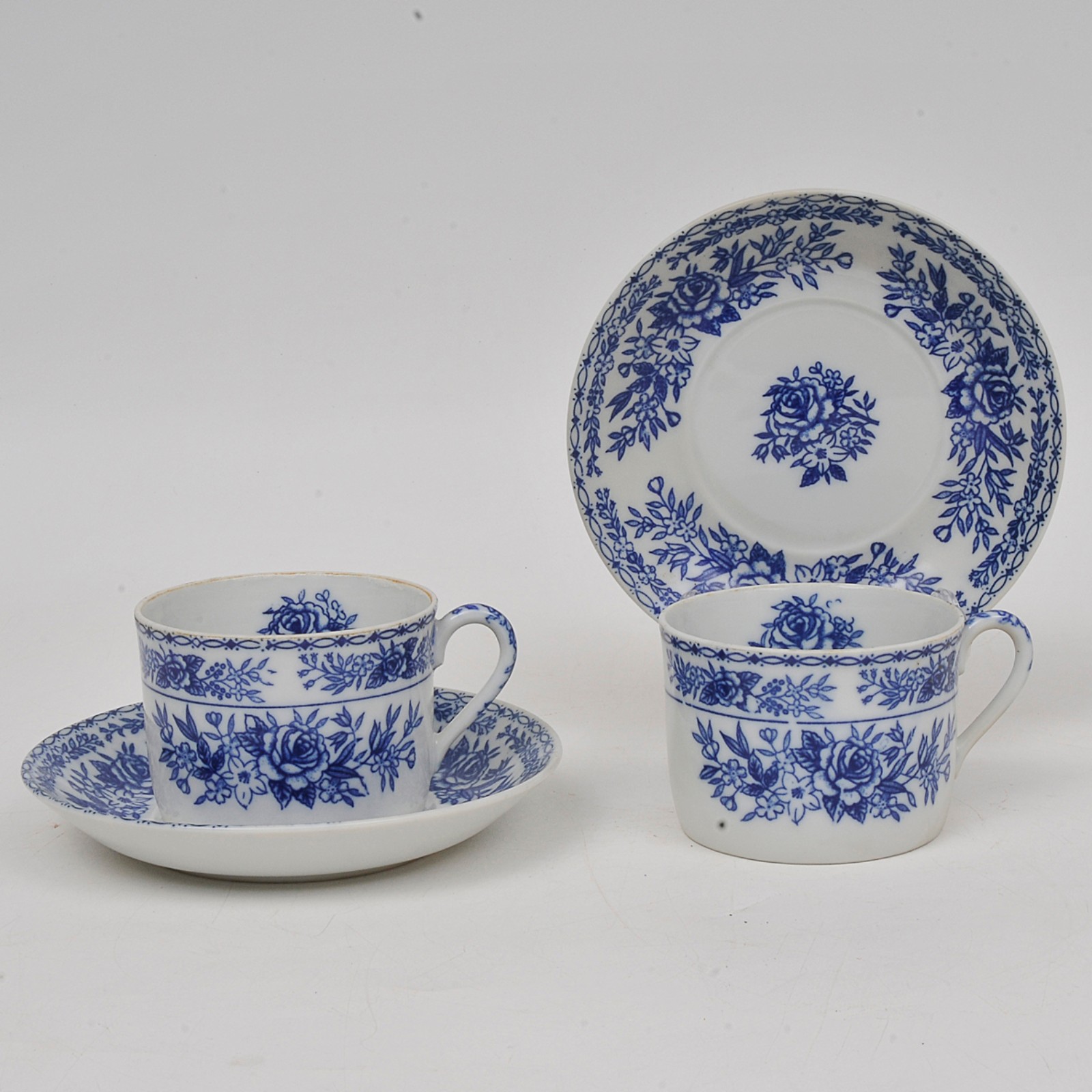 Conjunto com 12 xícaras de chá com pires em porcelana nas cores azul... - foto 1 de 2