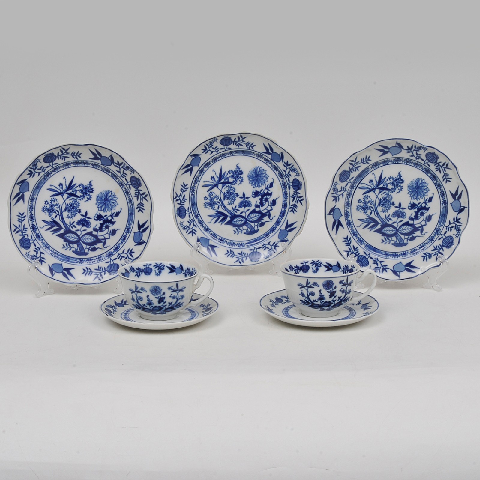 Conjunto de 13 xícaras de chá com pires em porcelana nacional... - foto 1 de 4