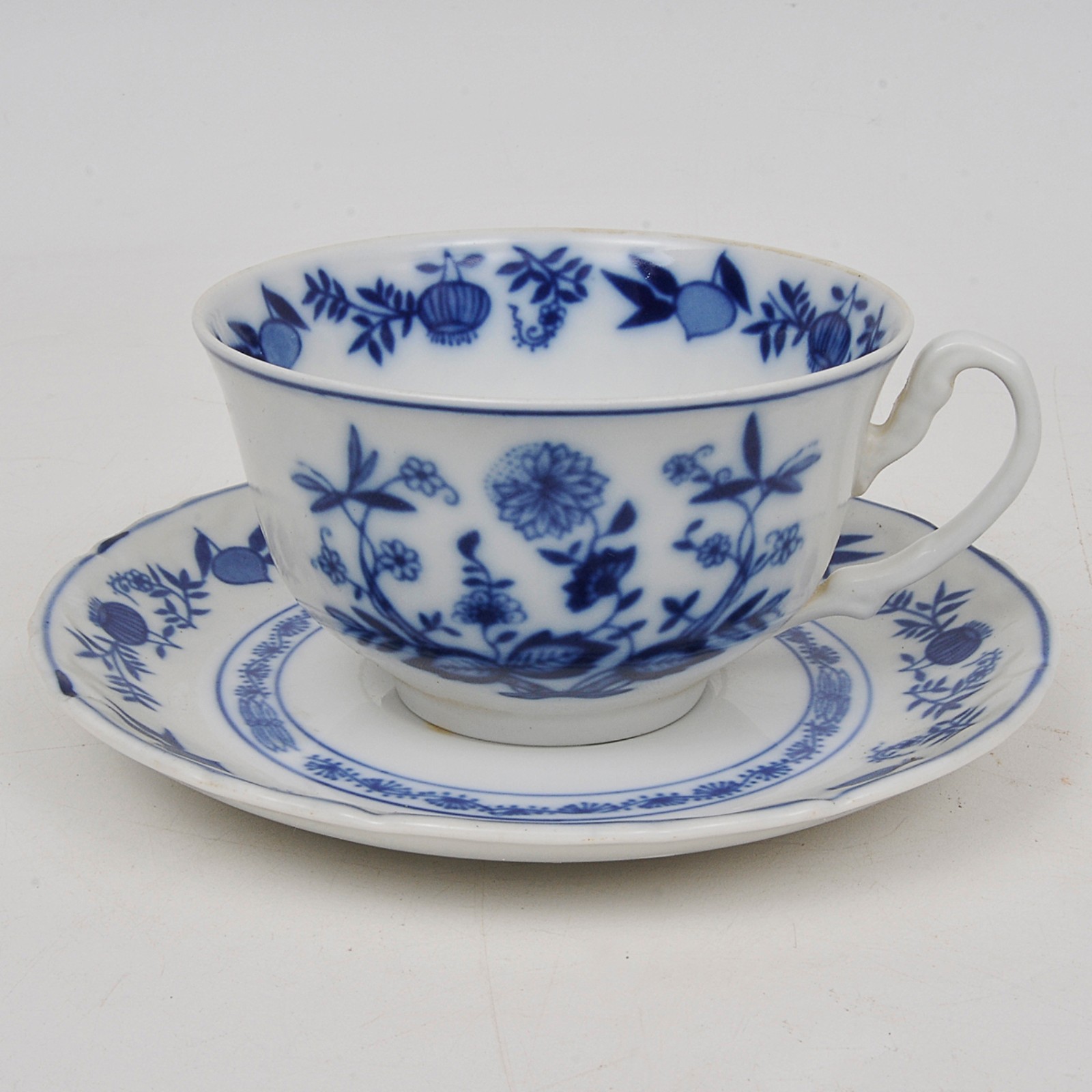 Conjunto de 13 xícaras de chá com pires em porcelana nacional... - foto 2 de 4