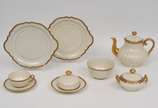 VISTA ALEGRE (PORTUGAL)- Parte de aparelho de c... - VISTA ALEGRE (PORTUGAL)- Parte de aparelho de chá em porcelana portuguesa início do século XX na cor marfim com borda filetada a ouro velho comp...