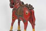 Par de esculturas orientais em madeira nobre pa... - Par de esculturas orientais em madeira nobre patinada nas ores vermelha e amarelo com rica policromia e entalhes representando " Cavalos ". Séc....