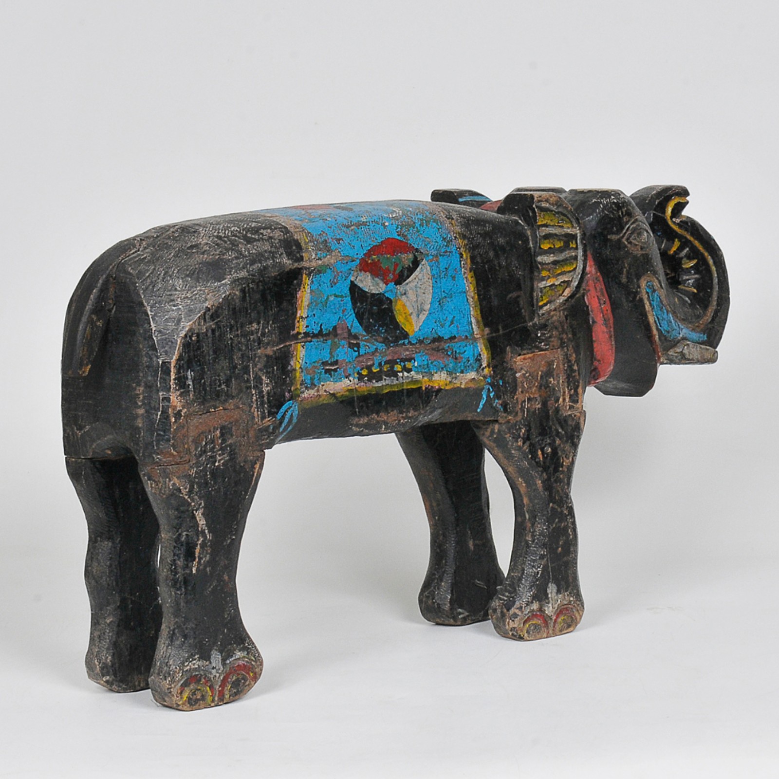 Elefante em madeira policromada em tons azul, vermelho e dourado... - foto 2 de 5