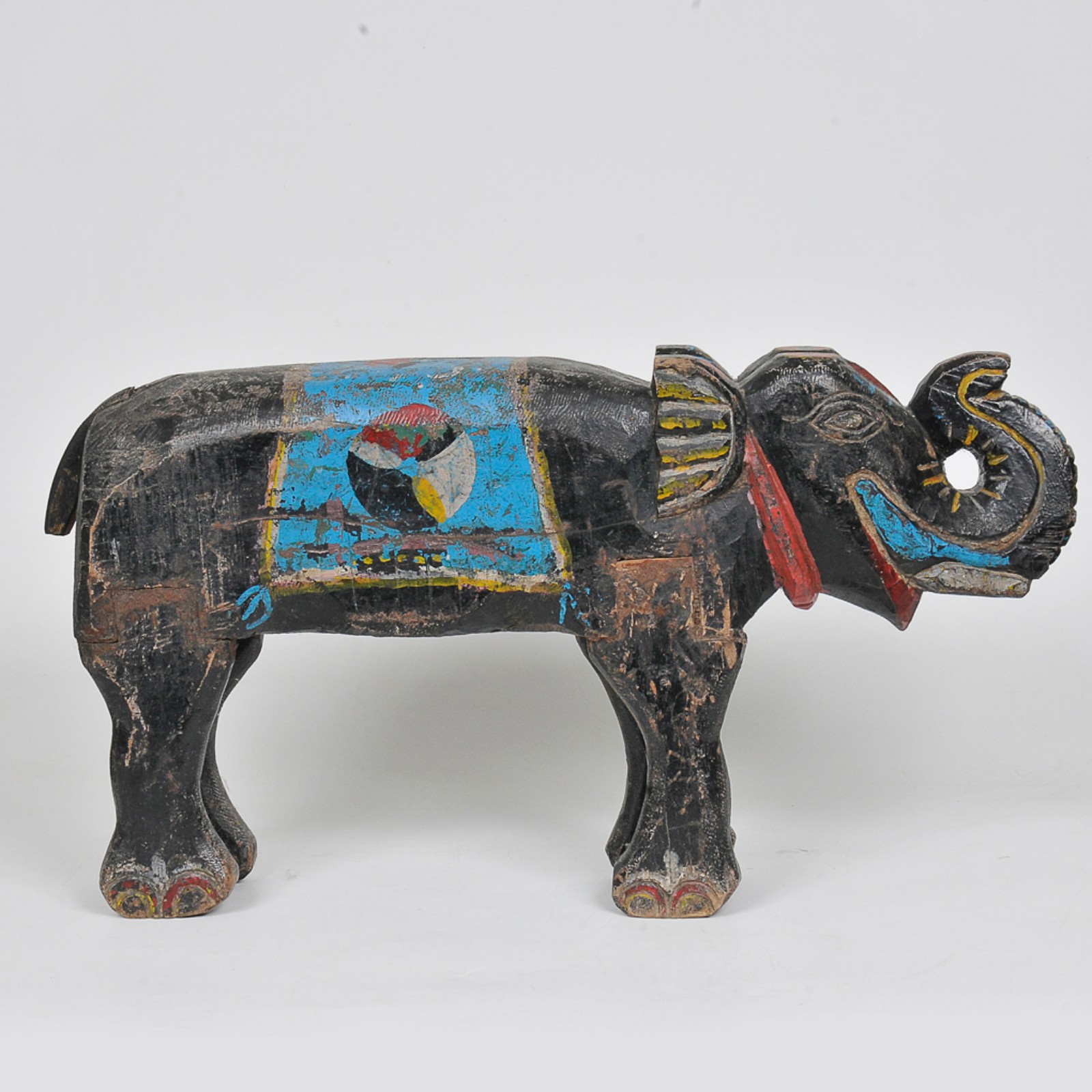 Elefante em madeira policromada em tons azul, vermelho e dourado... - foto 4 de 5