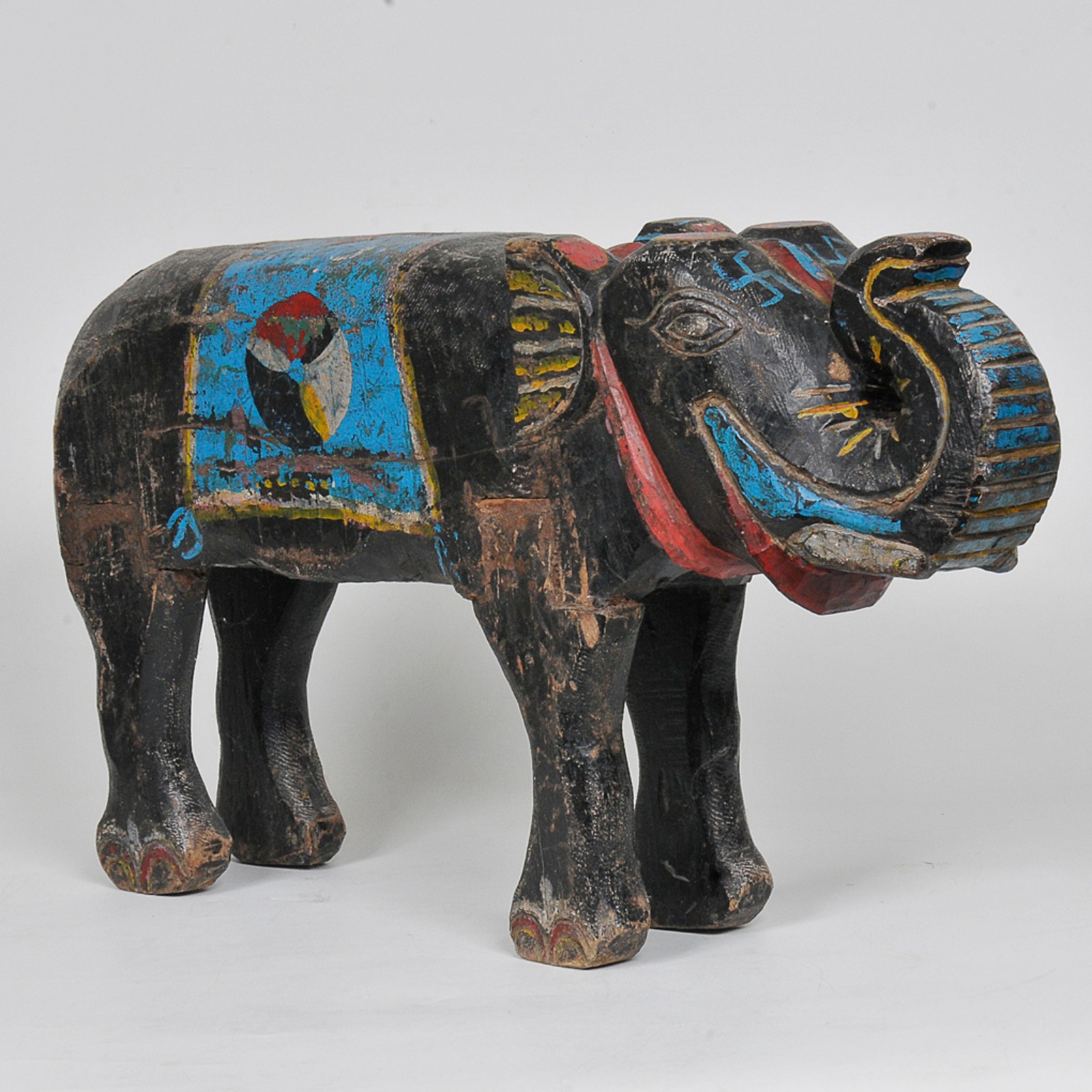 Elefante em madeira policromada em tons azul, vermelho e dourado... - foto 1 de 5