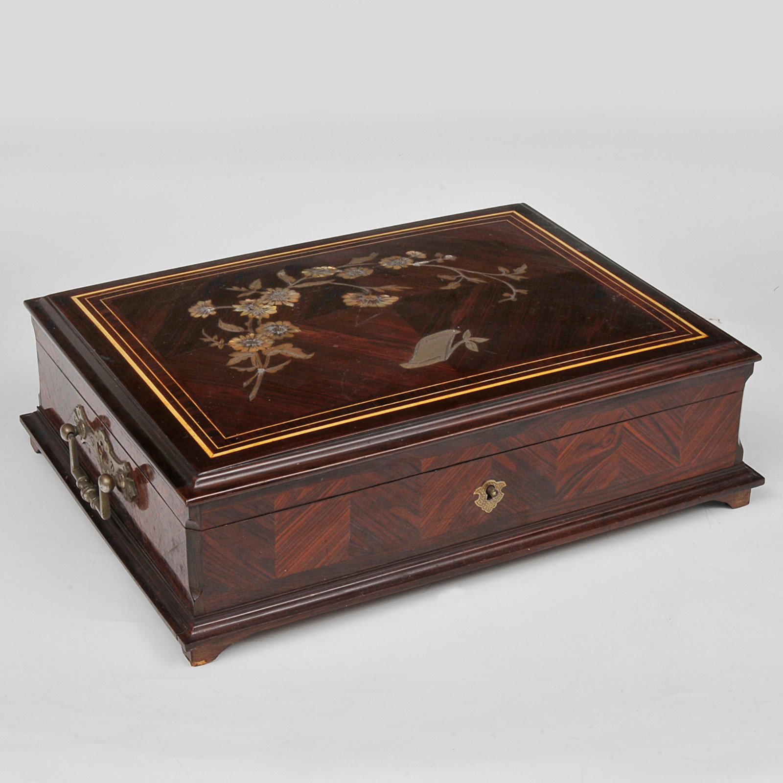 Elegante caixa com fichas para jogo de mesa em madrepérola... - foto 5 de 5