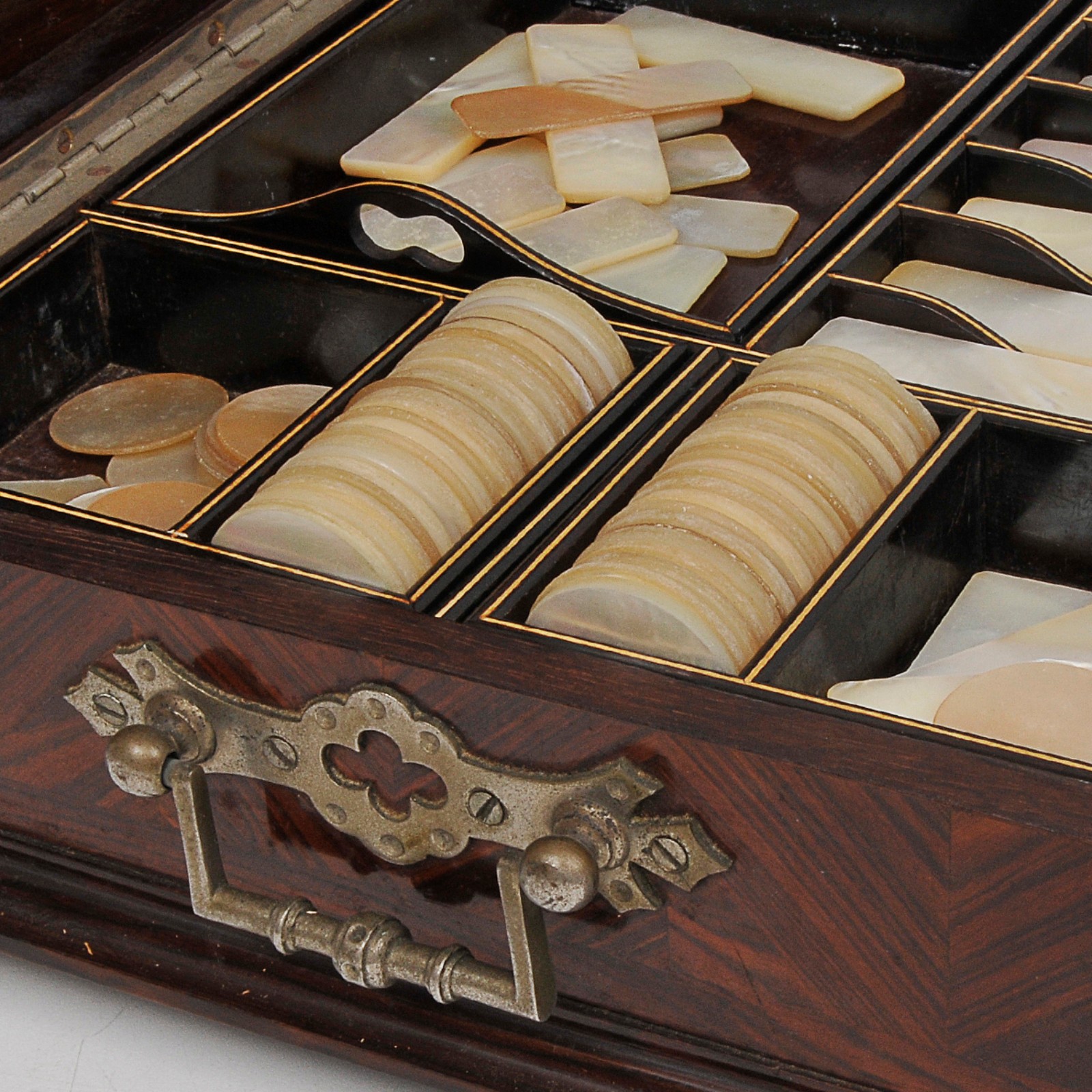 Elegante caixa com fichas para jogo de mesa em madrepérola... - foto 3 de 5