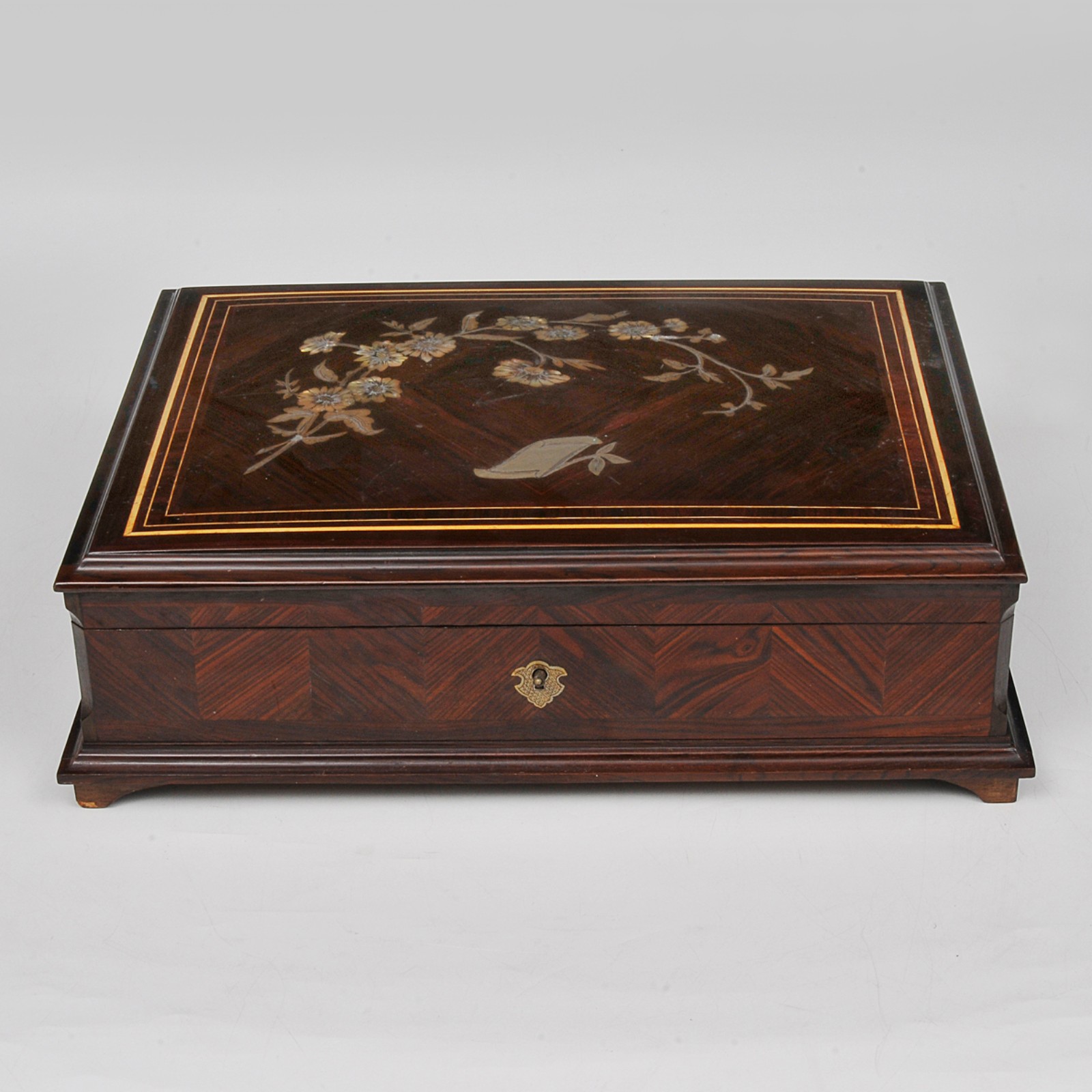 Elegante caixa com fichas para jogo de mesa em madrepérola... - foto 2 de 5
