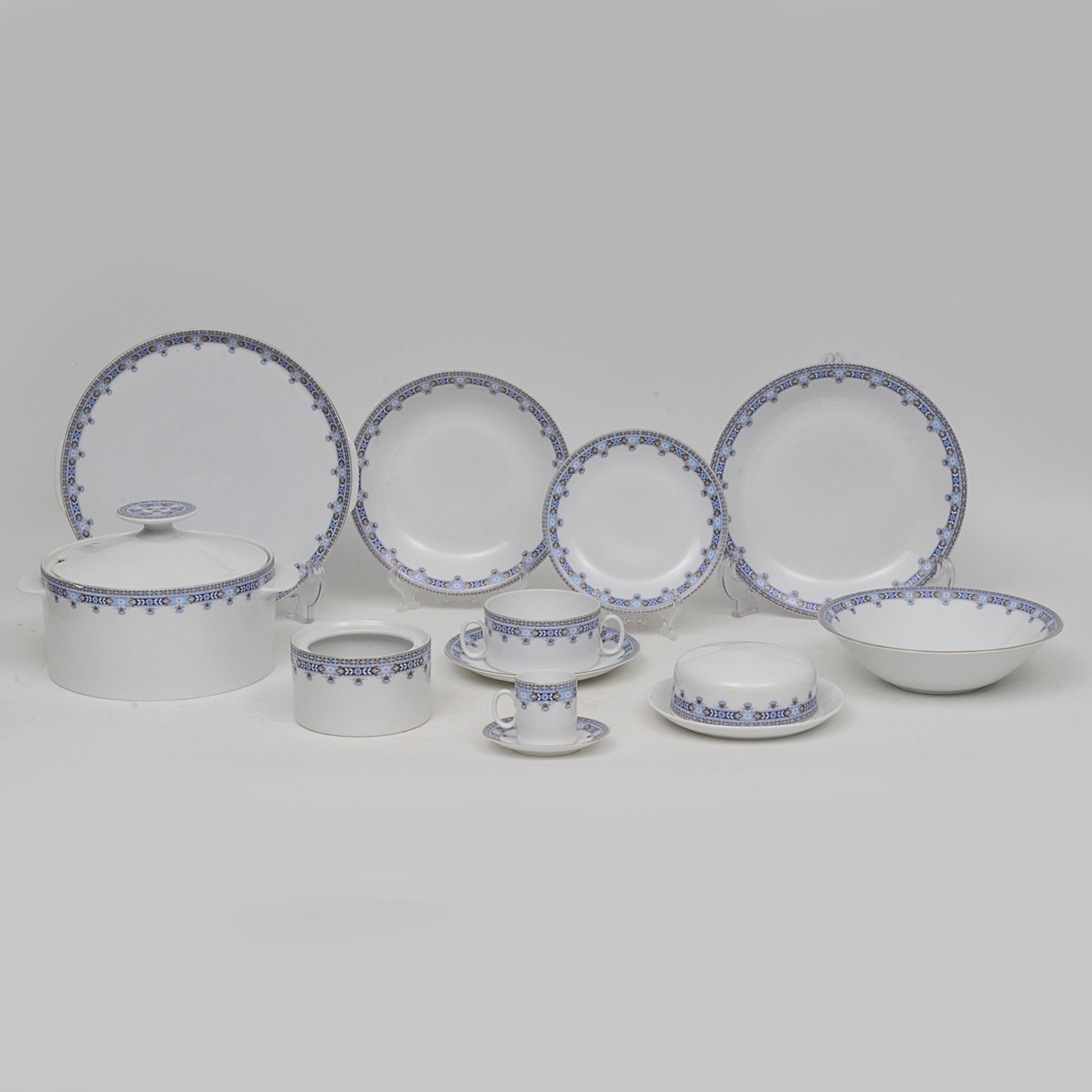 Parte de aparelho de jantar em porcelana nacional manufatura RENNER... - foto 1 de 5