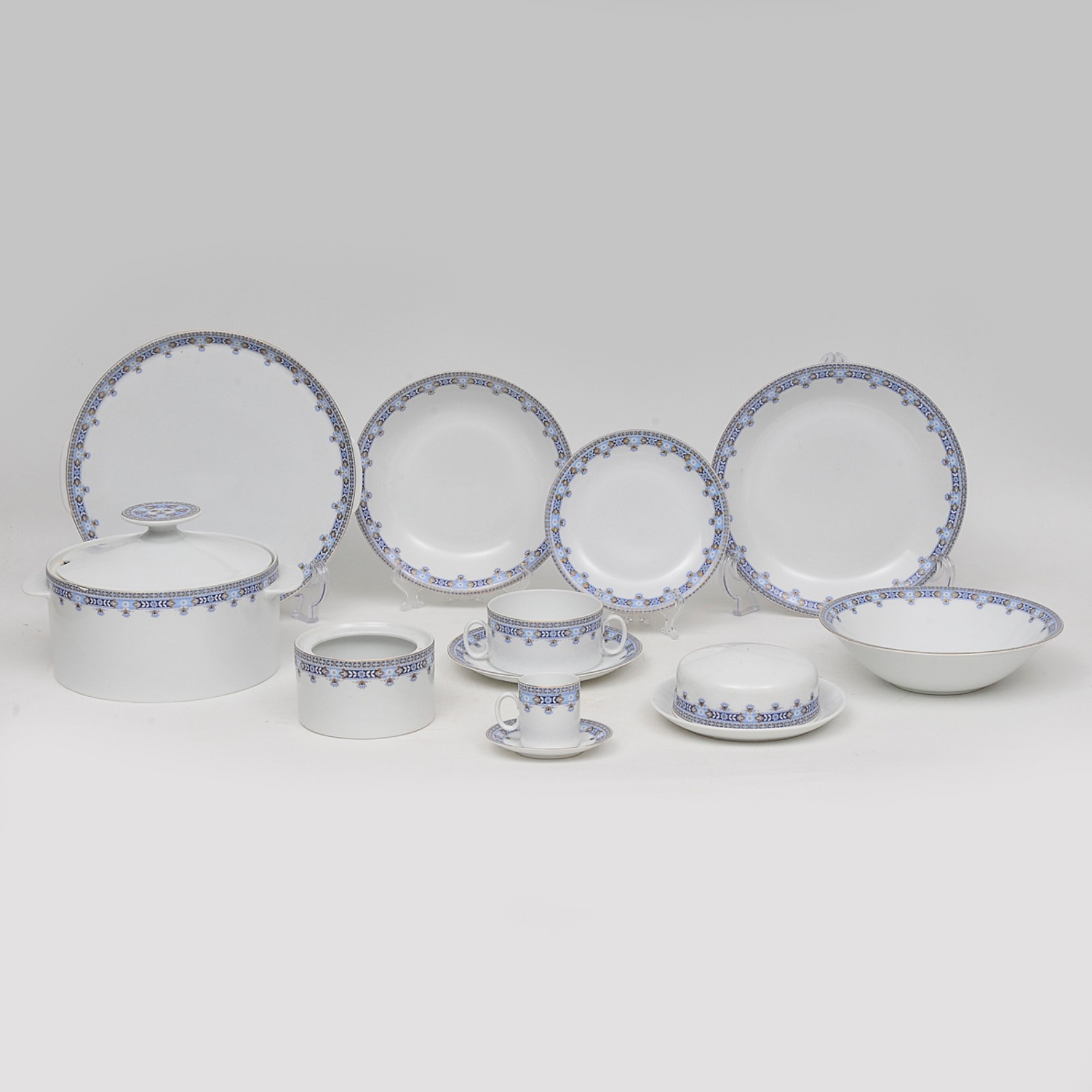 Parte de aparelho de jantar em porcelana nacional manufatura RENNER... - foto 2 de 5