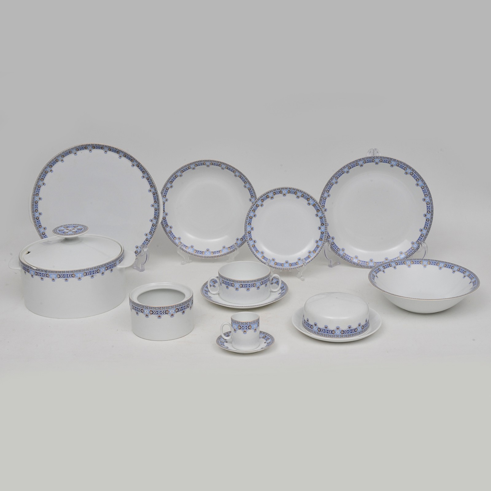 Parte de aparelho de jantar em porcelana nacional manufatura RENNER... - foto 3 de 5