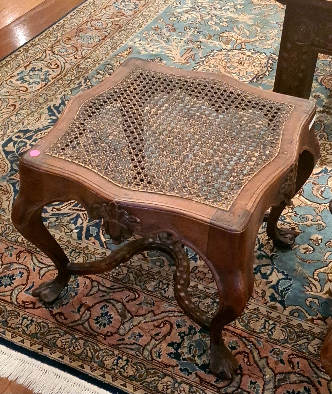 Par de antigas banquetas no estilo Dom José m madeira nobre entalhada... - foto 4 de 4