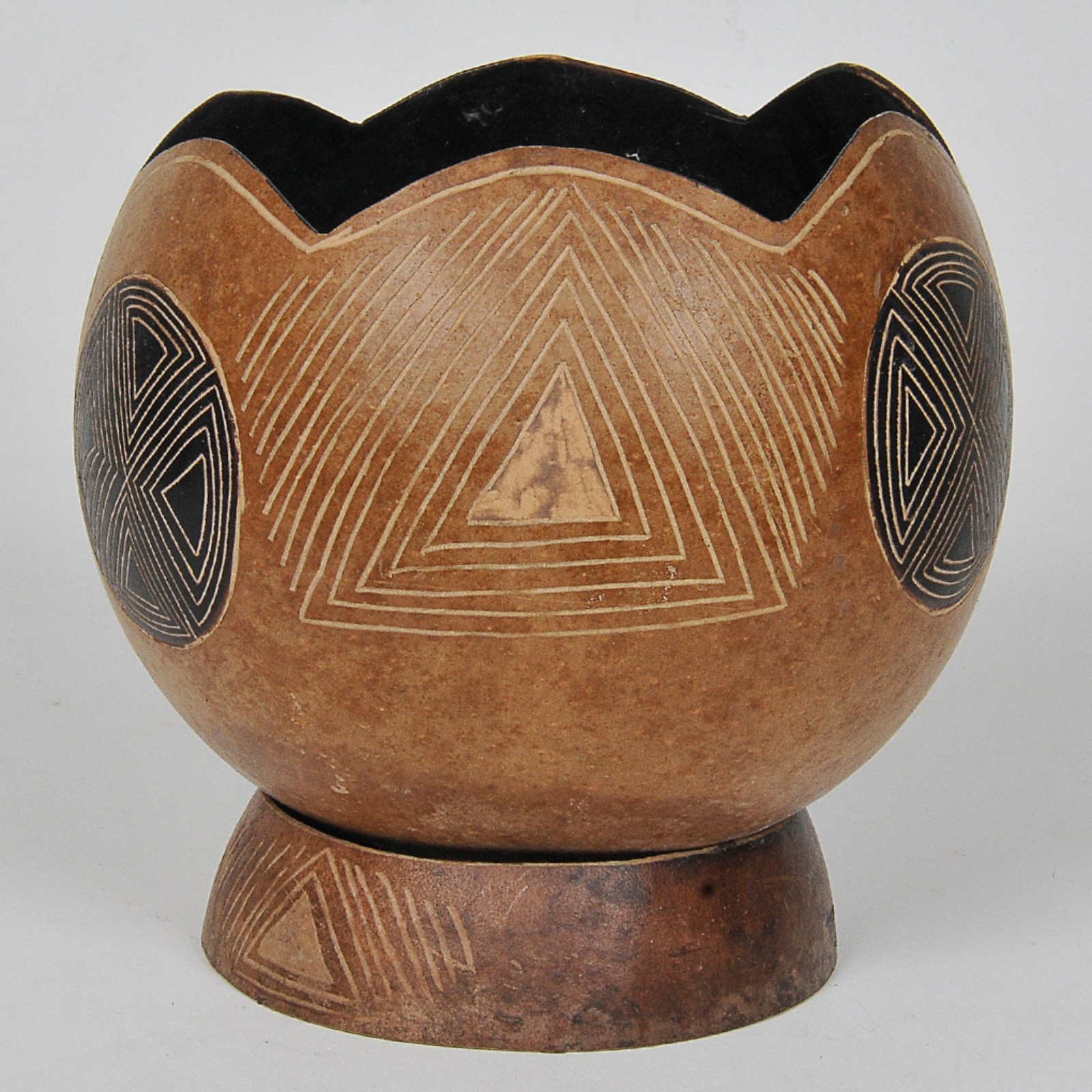 Cachepot em cabaça de coco entalhada com decoração estilo marajoara - foto 2 de 2
