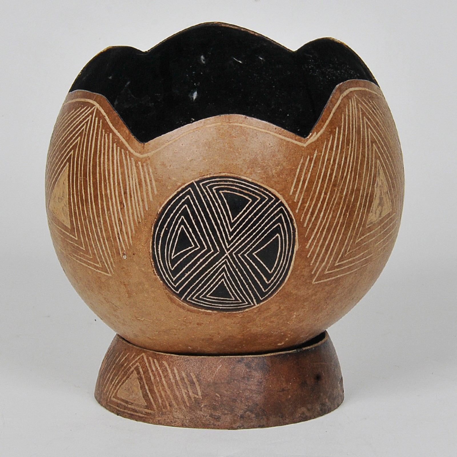 Cachepot em cabaça de coco entalhada com decoração estilo marajoara - foto 1 de 2