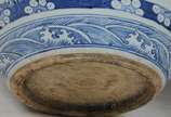 Cachepot em porcelana oriental com rica policro... - Cachepot em porcelana oriental com rica policromia e decoração floral nos tons azul e branco.