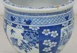 Cachepot em porcelana oriental com rica policro... - Cachepot em porcelana oriental com rica policromia e decoração floral nos tons azul e branco.