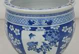 Cachepot em porcelana oriental com rica policro... - Cachepot em porcelana oriental com rica policromia e decoração floral nos tons azul e branco.
