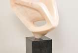 Bruno Giorgi (1905-1993), Condor  - Escultura em mármore rosa português, apoiada sobre base em mármore negro. <br>Peça reproduzida em livro do Artista. 