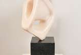 Bruno Giorgi (1905-1993), Condor  - Escultura em mármore rosa português, apoiada sobre base em mármore negro. <br>Peça reproduzida em livro do Artista. 