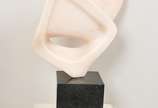 Bruno Giorgi (1905-1993), Condor  - Escultura em mármore rosa português, apoiada sobre base em mármore negro. <br>Peça reproduzida em livro do Artista. 