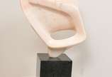 Bruno Giorgi (1905-1993), Condor  - Escultura em mármore rosa português, apoiada sobre base em mármore negro. <br>Peça reproduzida em livro do Artista. 