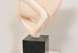 Bruno Giorgi (1905-1993), Condor  - Escultura em mármore rosa português, apoiada sobre base em mármore negro. <br>Peça reproduzida em livro do Artista. 