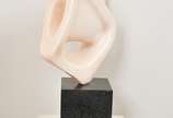 Bruno Giorgi (1905-1993), Condor  - Escultura em mármore rosa português, apoiada sobre base em mármore negro. <br>Peça reproduzida em livro do Artista. 