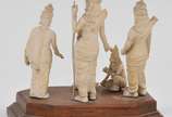 Grupo escultórico em marfim oriental do séc. XI... - Grupo escultórico em marfim oriental do séc. XIX representando " Deuses e macaco", base madeira nobre. 