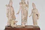 Grupo escultórico em marfim oriental do séc. XI... - Grupo escultórico em marfim oriental do séc. XIX representando " Deuses e macaco", base madeira nobre. 