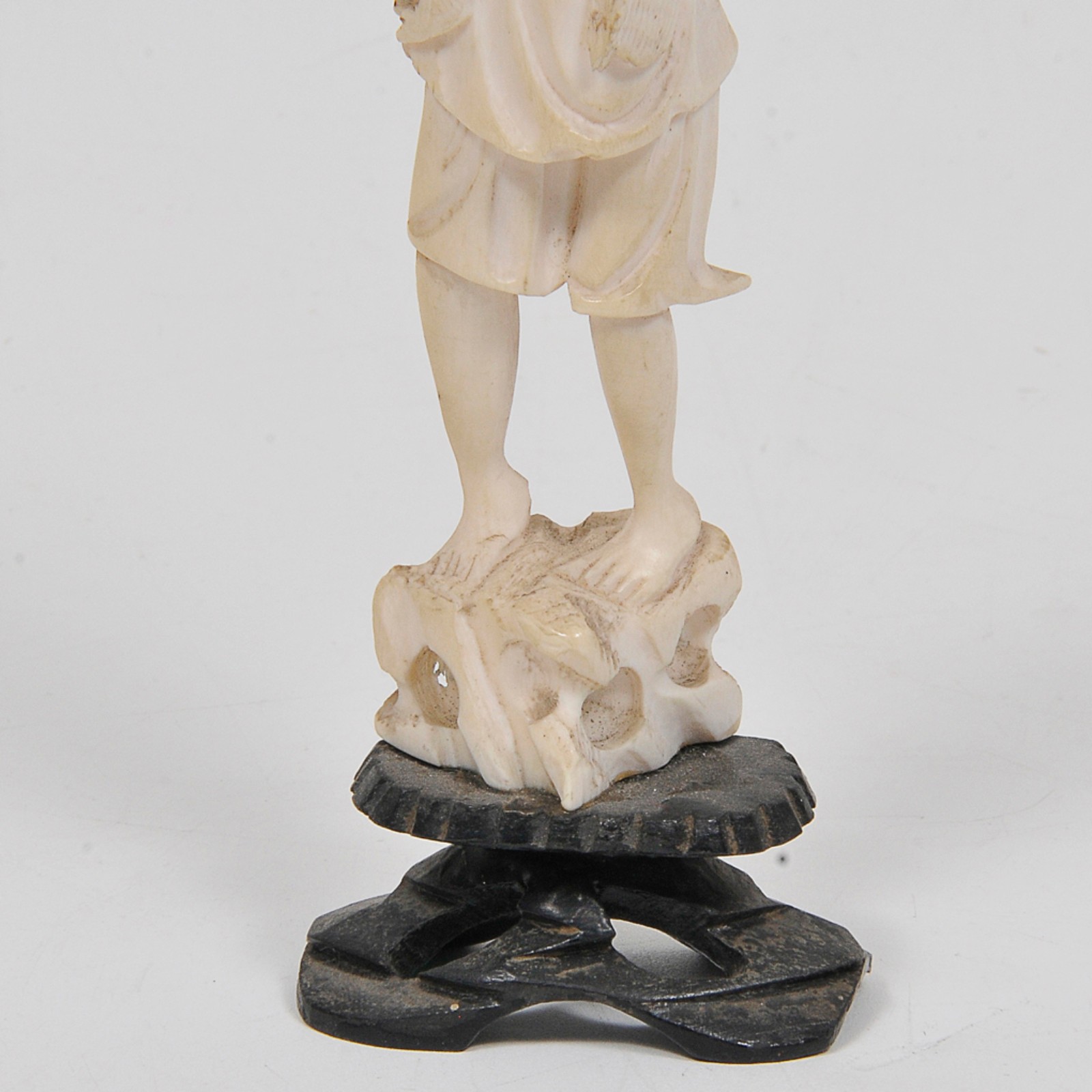 Escultura em marfim oriental do séc. XX representando " Camponês "... - foto 4 de 4