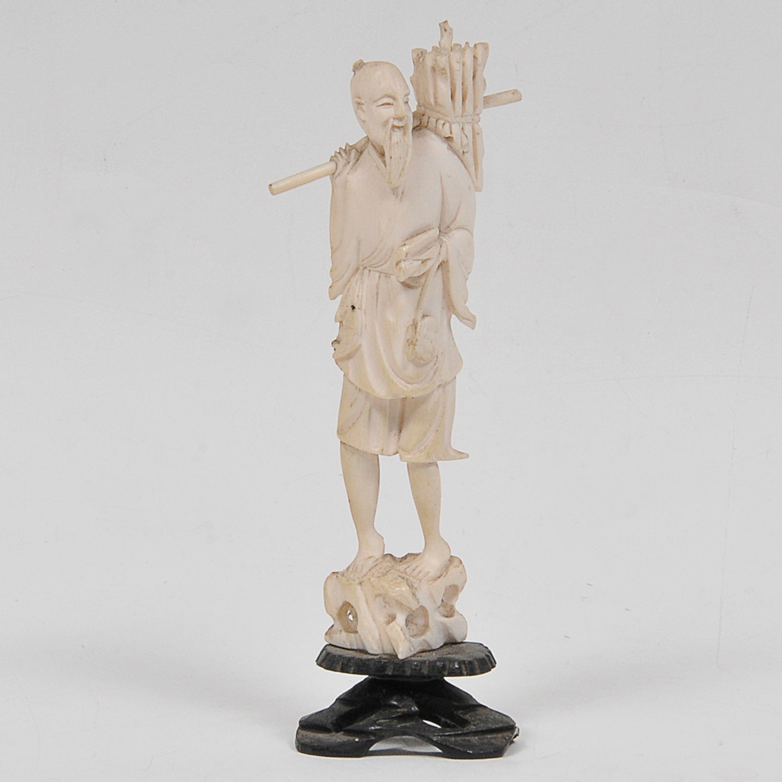 Escultura em marfim oriental do séc. XX representando " Camponês "... - foto 1 de 4