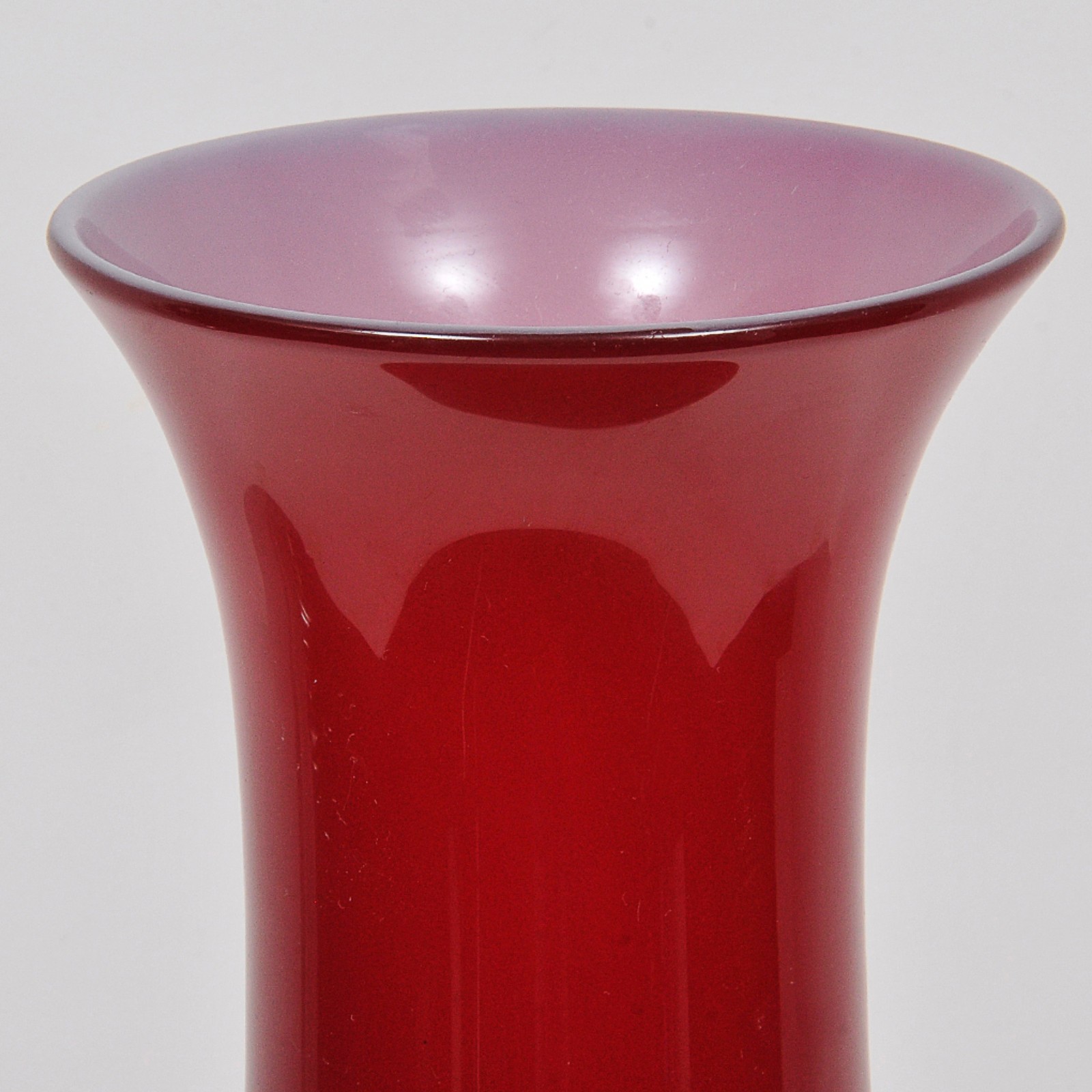 Vaso floreira em vidro opalina no tom vermelho. Acompanha peanha em... - foto 2 de 2