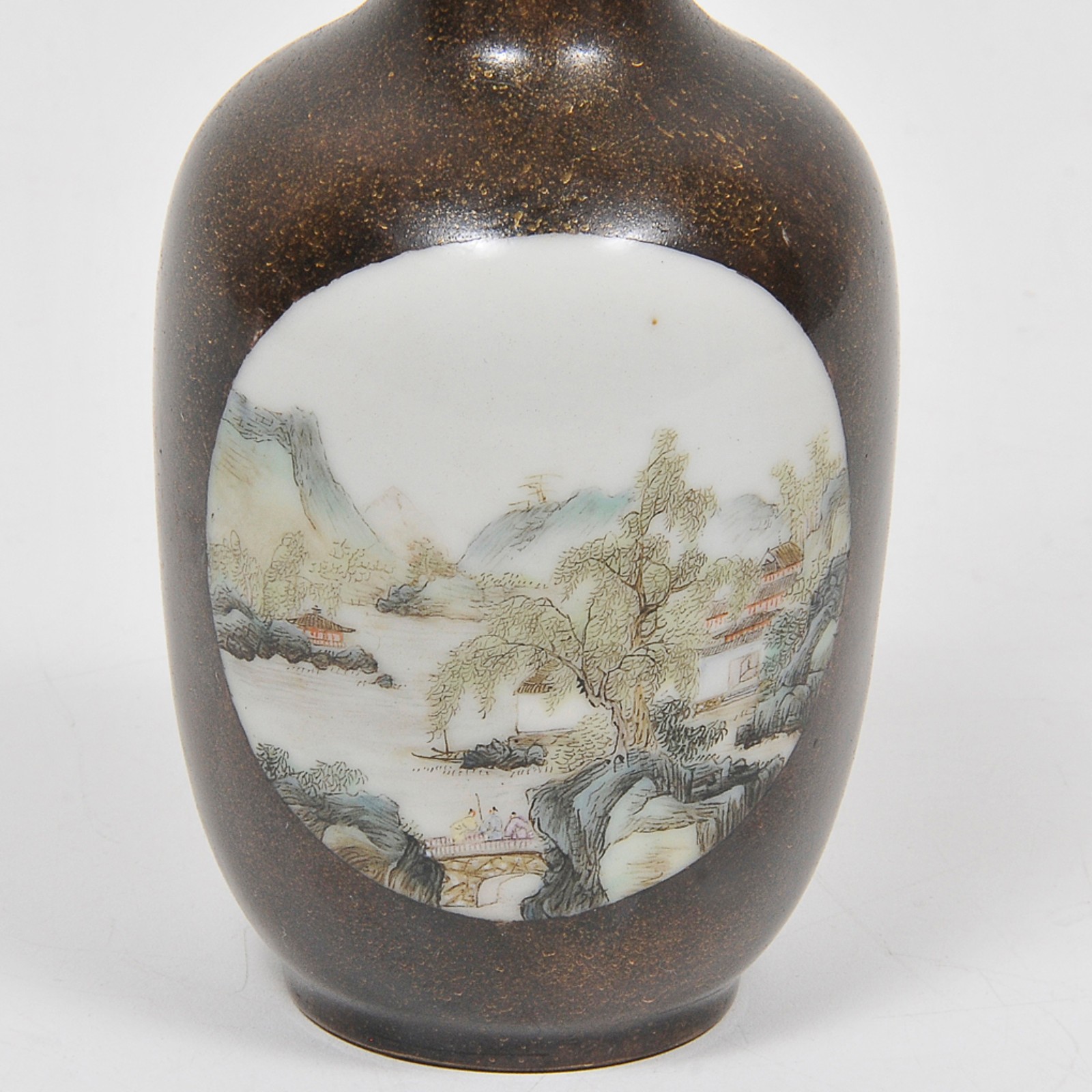 Vaso floreiro em porcelana chinesa com galeria central decorada com... - foto 3 de 4