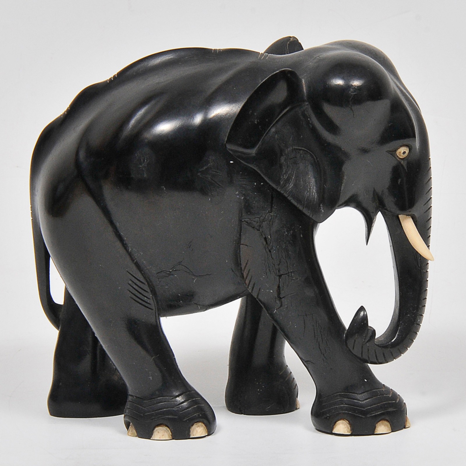 Escultura em madeira ebanizada representando " Elefante" com presas... - foto 1 de 4