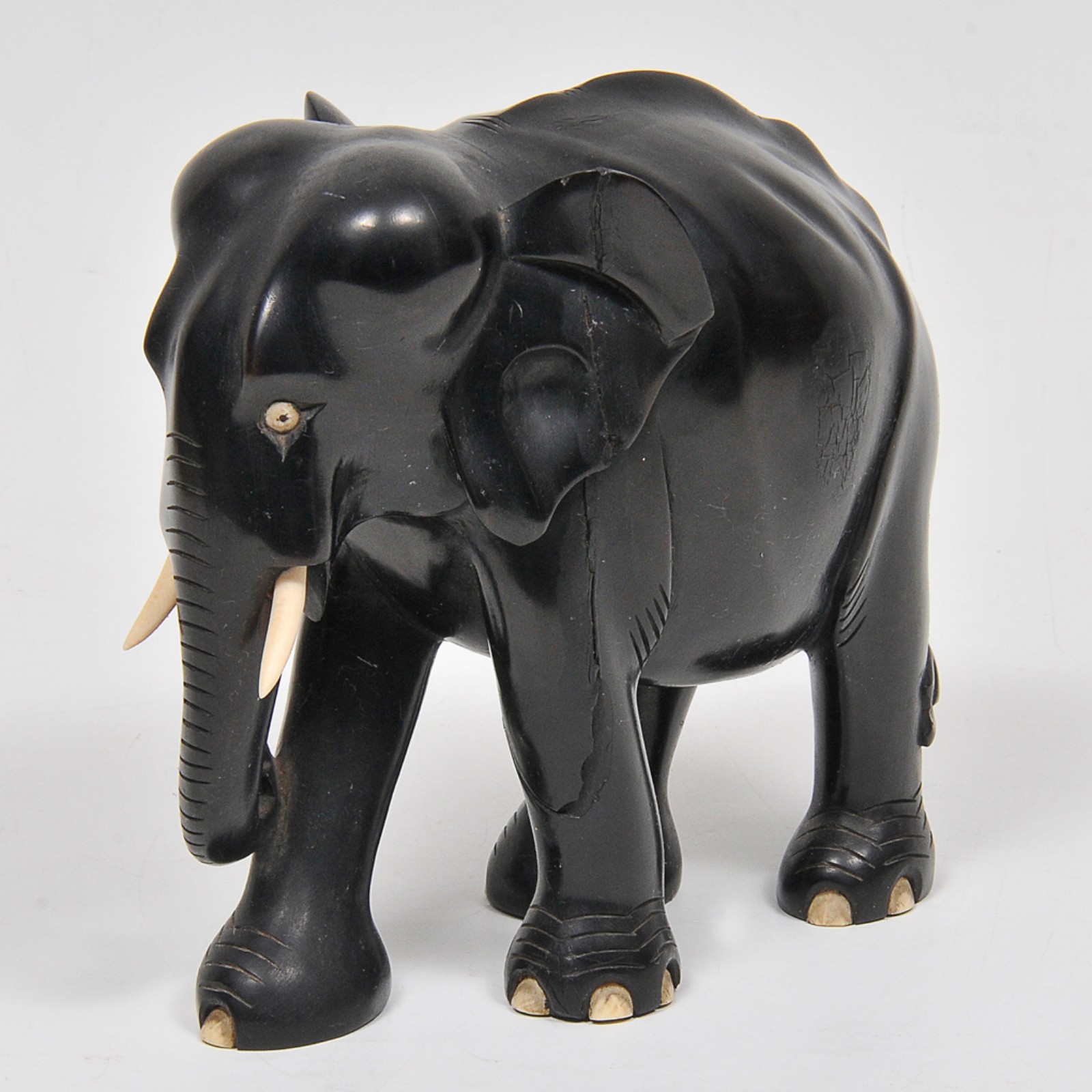 Escultura em madeira ebanizada representando " Elefante" com presas... - foto 2 de 4